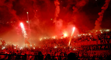 Pirotecnia en el River - Atlético Mineiro por la Copa Libertadores. Foto: REUTERS.