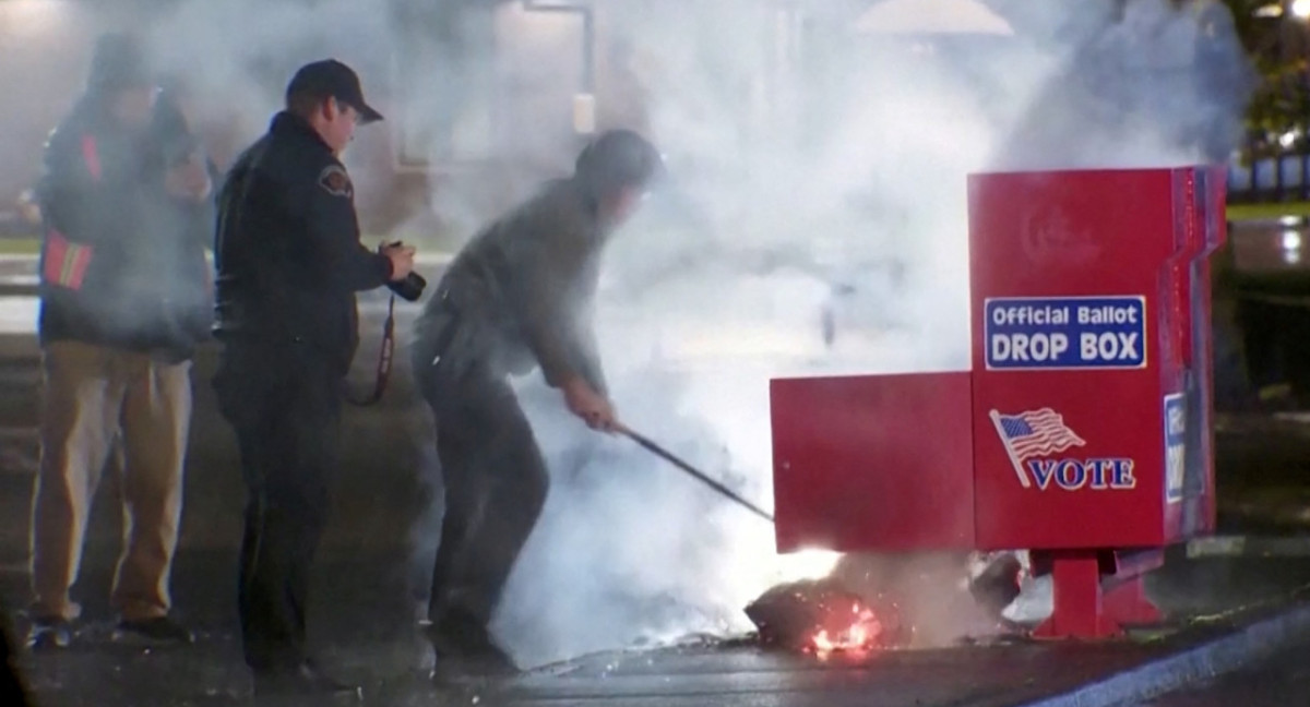 Urnas electorales incendiadas. Foto: Reuters.