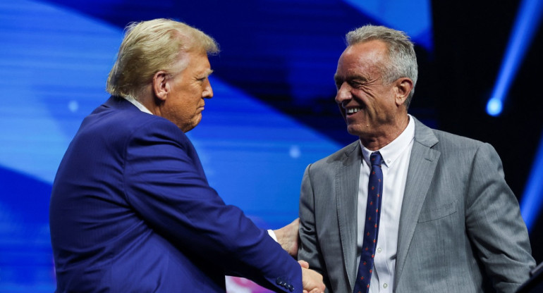 El saludo entre Donald Trump y Robert Kennedy Jr. Foto: Reuters.