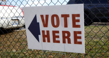 Un cartel insta a los ciudadanos de Michigan a votar. Foto: Reuters.