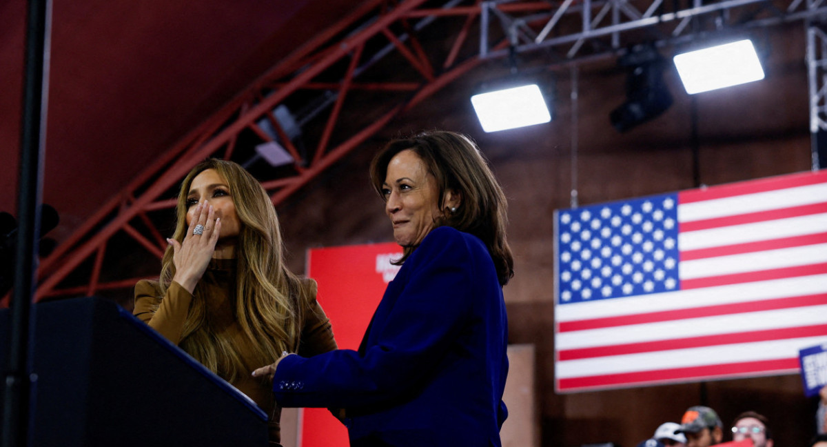 Jennifer Lopez y Kamala Harris. Foto: Reuters