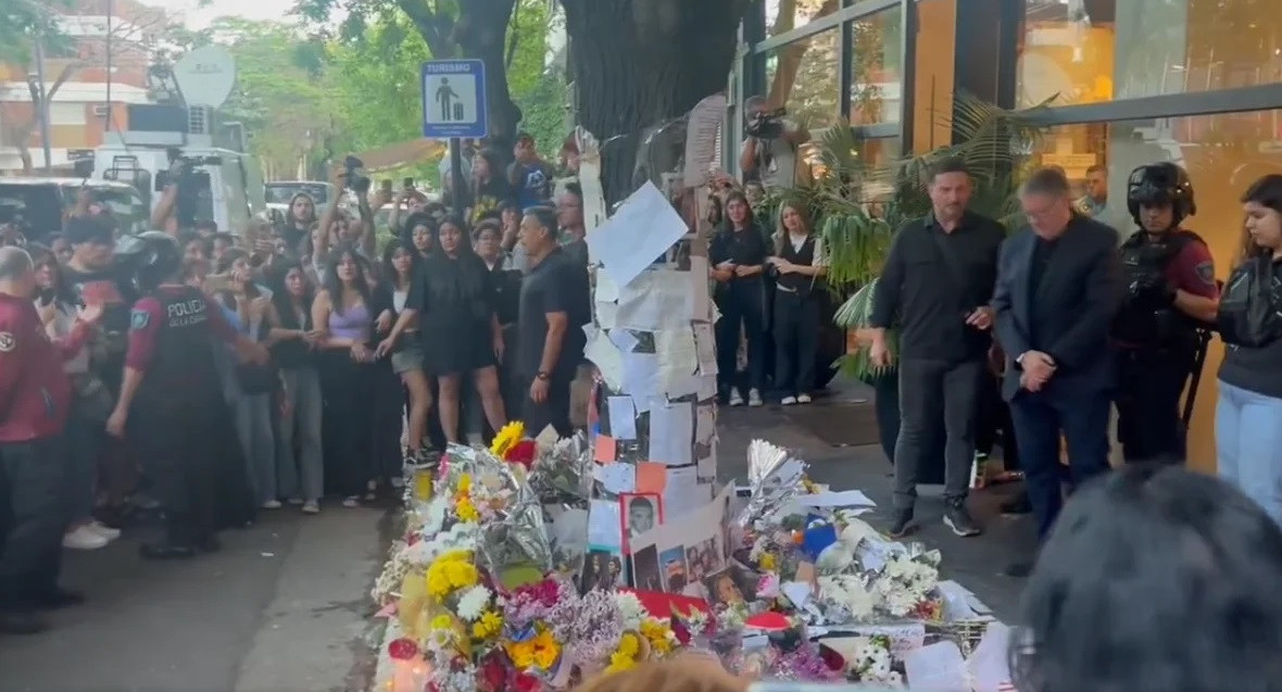 El padre de Liam Payne en el memorial del artista en Buenos Aires. Foto: NA.