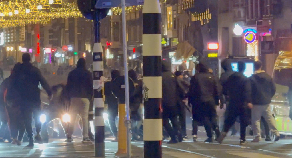 Incidentes contra hinchas del Maccabi Tel Aviv en Amsterdam. Foto: REUTERS.