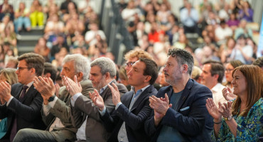 Gustavo Menéndez junto a rectores y vice Rectores en San Martín