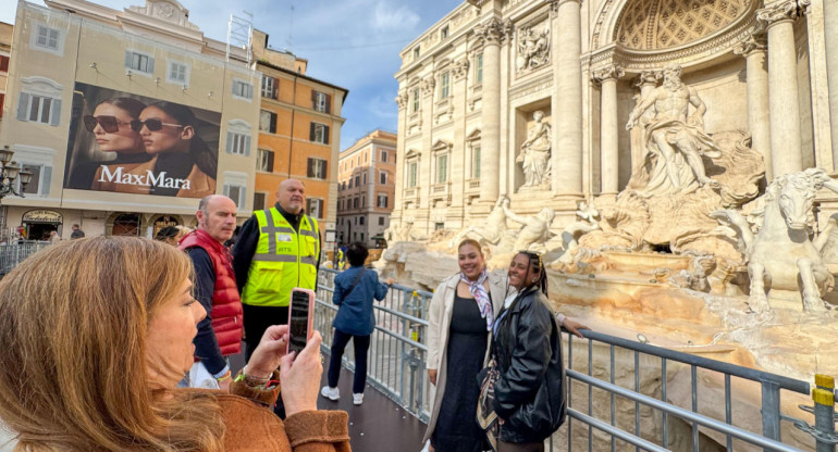 Pasarela frente a la Fontana de Trevi. Foto: EFE.