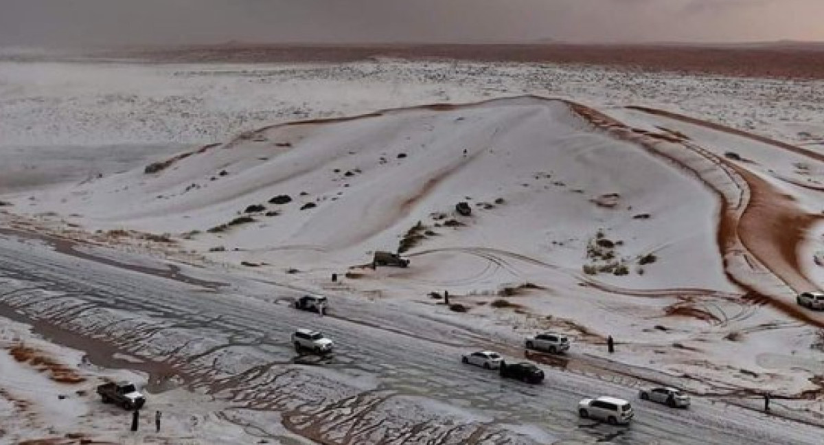 Las nevadas convirtieron un entorno árido en un paisaje invernal en Al-Jawf, Arabia Saudita. Foto X @samrujlok