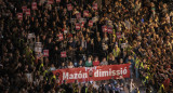 Manifestantes piden la renuncia del presidente de Valencia, Carlos Mazón. Foto: EFE