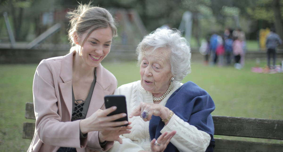 Ancianos, telefono, celular. Fuente: Pexels.