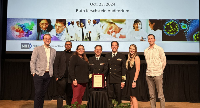 Premian a puertorriqueño por descubrir persistencia de COVID. Foto: X / @dr_mjramos