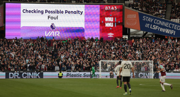 El VAR podría ser reemplazado en el fútbol. Foto: Reuters.