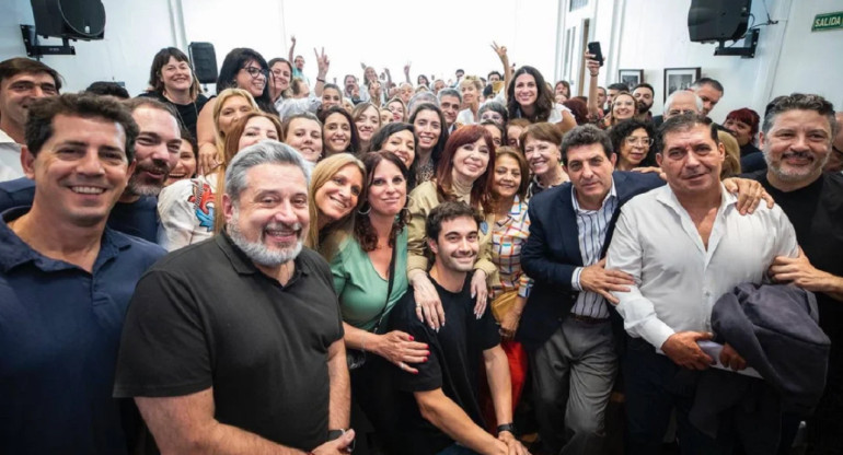 Cristina Kirchner junto a legisladores y dirigentes del peronismo en el Instituto Patria.