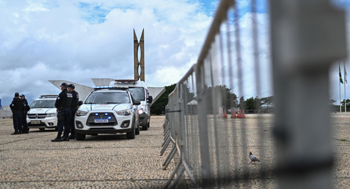 Policía de Brasil tras el atentado en la plaza de los Tres Poderes de Brasilia. Foto: EFE.