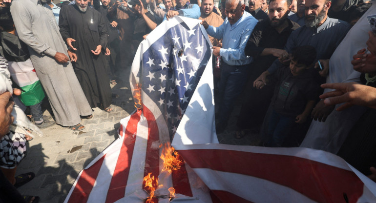 Bandera de EEUU incendiada en protestas por la guerra en Medio Oriente. Foto: Reuters