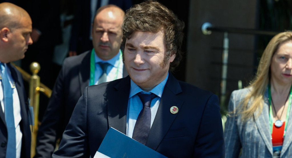 Javier Milei, camina a la salida del hotel Othon Palace, en la playa de Copacabana previo a la cumbre de G20 en Rio de Janeiro (Brasil). EFE