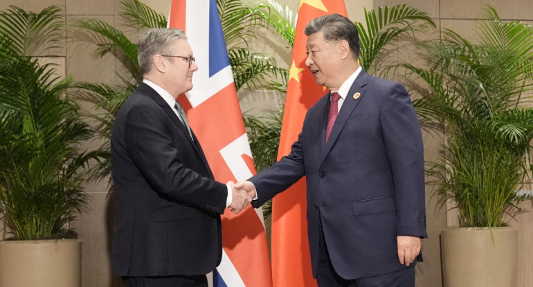 El primer ministro británico, Keir Starmer y el presidente de China, Xi Jinping. Foto: Reuters.