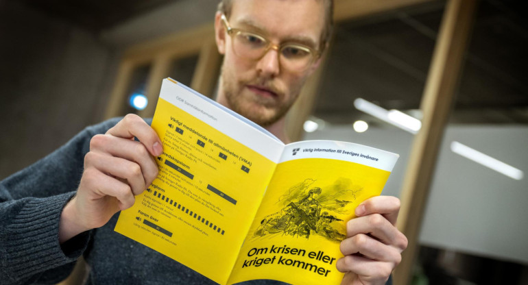 Folleto de consejos de preparación para una guerra en Suecia. Foto: EFE.