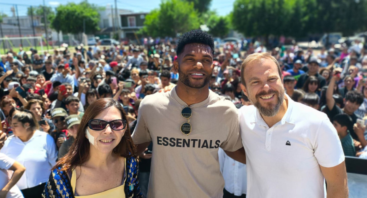 Miguel Borja y Gastón Granados inauguraron una plaza y una cancha de fútbol en Ezeiza