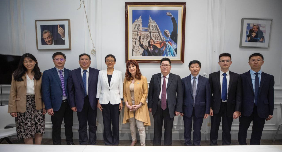 Cristina Fernández junto a la delegación china. Foto: X @CFKArgentina