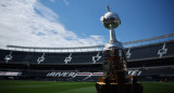 El trofeo de la Copa Libertadores en el Monumental. Foto: Reuters