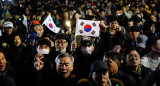 Manifestantes piden la renuncia de Yoon Suk-yeol tras el anuncio de Ley Marcial en Corea del Sur. Foto: REUTERS.