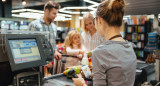 Empleados, cajeros de supermercados. Foto: Freepik