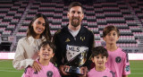 Lionel Messi y su familia con el premio a mejor jugador de la temporada 2024 en la MLS. Foto: @MLS.