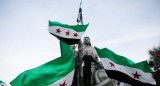 Manifestantes con la nueva bandera de Siria. Foto: Reuters.