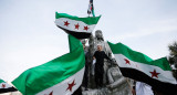 Manifestantes con la nueva bandera de Siria. Foto: Reuters.