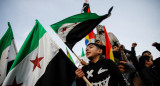 Manifestantes con la nueva bandera de Siria. Foto: Reuters.