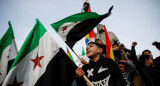 Manifestantes con la nueva bandera de Siria. Foto: Reuters.