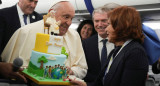 El papa y su imponente torta. Foto: Reuters.