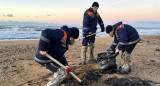 Trabajos sobre los daños de un derrame de hidrocarburos. Foto: EFE.