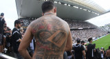 Fanático de Corinthians con tatuaje del Neo Química Arena. Foto: X @Corinthians.