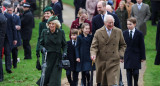 El rey Carlos III y la reina Camila, junto a los príncipes de Gales, Guillermo y Catalina, y sus tres hijos. Foto: Reuters.