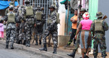 Un miembro del ejército de Mozambique observa mientras patrullan las calles de la capital un día después de un "paro nacional" contra el resultado de las elecciones, en Maputo, Mozambique, el 8 de noviembre de 2024. Foto: archivo, REUTERS/Siphiwe Sibeko