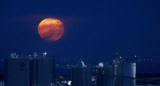 Luna llena sobre la ciudad de Tokio en Japón. Reuters