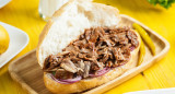 Sándwich de cerdo desmechado. Foto Freepik