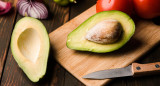 Ensalada de tomate, palta y cebolla. Foto Freepik