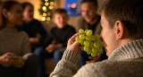 Ritual de las 12 uvas para Año Nuevo. Foto: X / Grok IA.