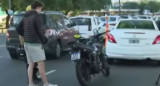 Multa y retención de moto a un motociclista que llevaba a una pasajera alcoholizada. Foto: Captura de video.