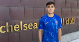 Aaron Anselmino en su llegada a Londres. Foto: X @ChelseaFC