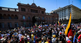 Venezolanos frente a la Casa Rosada. Foto: Reuters