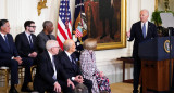 Joe Biden entregando la Medalla Presidencial de la Libertad. Foto: Reuters