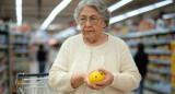 Jubilados comprando en un supermercado. Foto: IA.