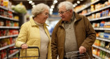 Jubilados comprando en un supermercado. Foto: IA.