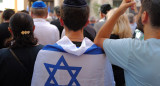 Joven con una bandera de Israel sobre su espalda. Foto: AMIA.