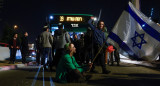 Israelíes cortan las calles para protestar por la tregua, al verla como un acto de rendición. Foto: Reuters.