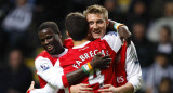 Emmanuel Eboué junto a Cesc Fábregas y Nicklas Bentder. Foto: Reuters.