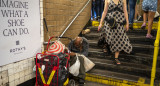 Gente en situación de calle en el metro de Nueva York.