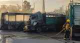 Se incendió un micro que transportaba a más de 40 chicos y murió un adolescente. Foto: X / @PerezDel2000.